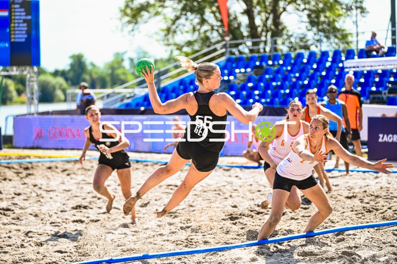Amelie Möllmann (#66; Deutsche Frauen Beachhandball Nationalmannschaft) beim Sprungwurf in Zagreb