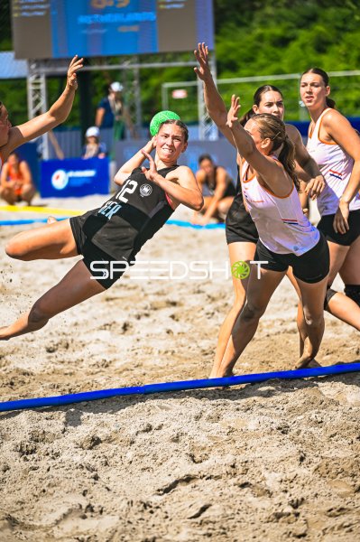 Dilayla Alarslan (#12; Deutsche Frauen Beachhandball Nationalmannschaft) beim Wurfversuch gegen Niederlande