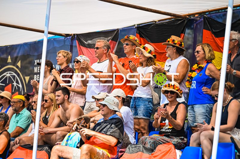 Deutsche Fans feiern beim Beachhandball in Zagreb