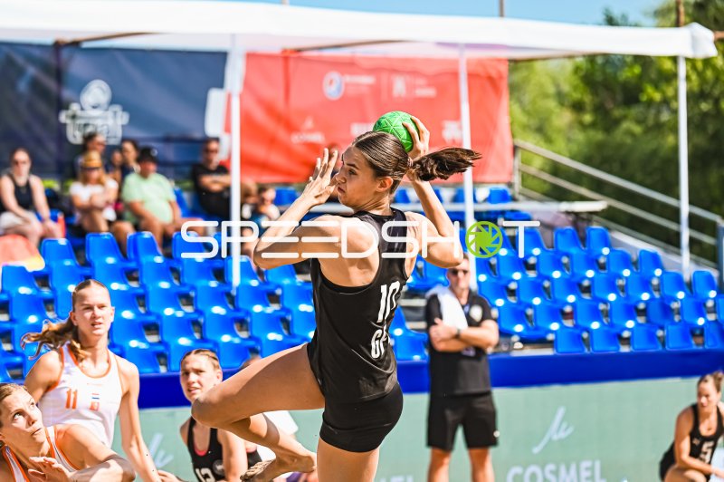 Isabel Kattner (#10; Deutsche Frauen Beachhandball Nationalmannschaft) beim Wurf