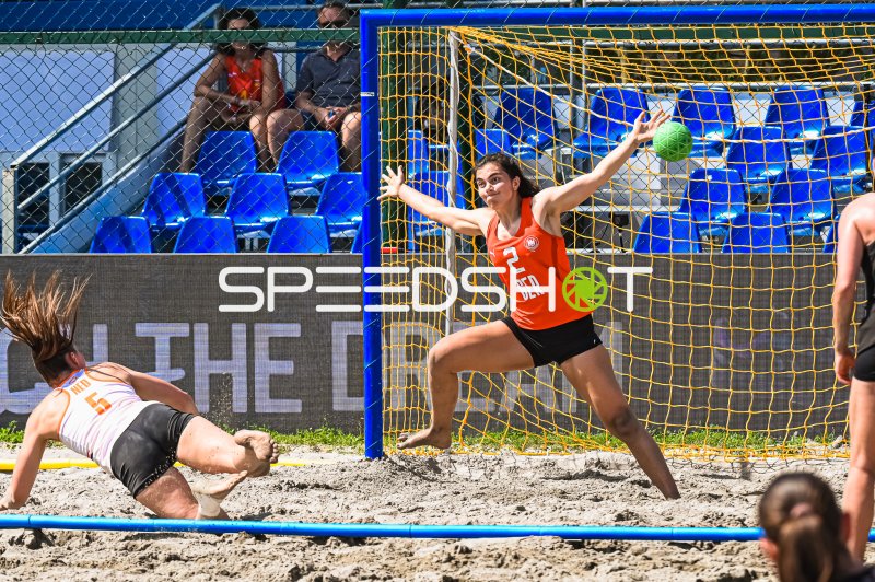 Joelle Arno (#2; Deutsche Frauen Beachhandball Nationalmannschaft) bei Torwartparade