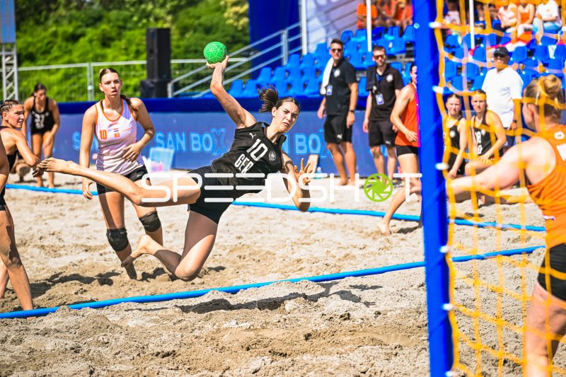 Isabel Kattner (#10; Deutsche Frauen Beachhandball Nationalmannschaft) beim Wurfversuch