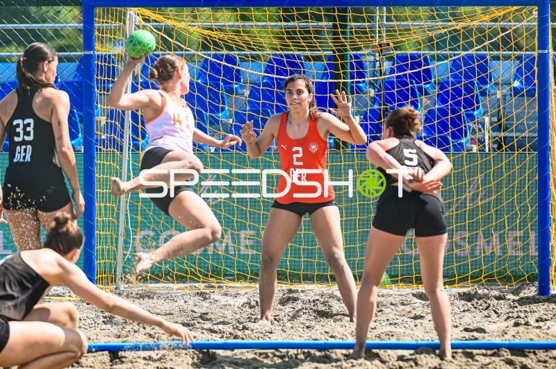 Joelle Arno (#2; Deutsche Frauen Beachhandball Nationalmannschaft) hält Wurfangriff