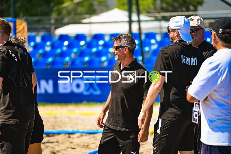 Deutsches Beachhandball-Trainerteam am Spielfeldrand in Zagreb