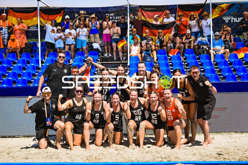 Deutsche Frauen-Beachhandball-Nationalmannschaft feiert Sieg gegen Niederlande
