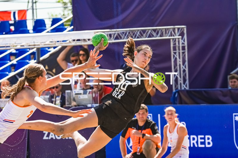 Isabel Kattner (#10; Deutsche Frauen Beachhandball Nationalmannschaft) beim Wurfversuch in Zagreb
