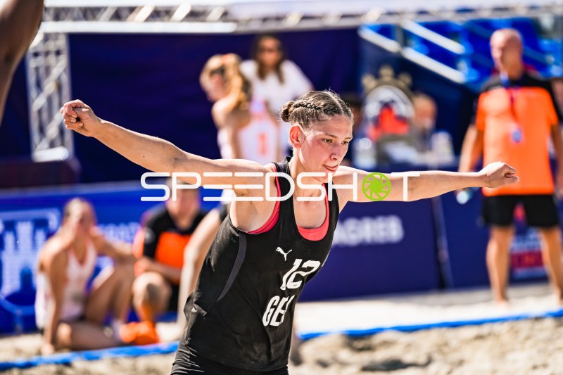 Dilayla Alarslan (#12; Deutsche Frauen Beachhandball Nationalmannschaft) jubelt nach Aktion