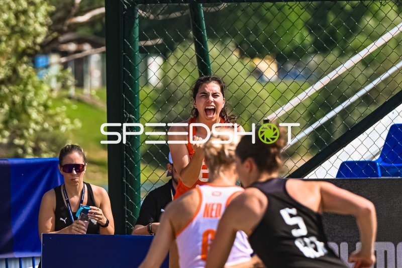 Joelle Arno (#2, Deutsche Frauen) jubelt von der Bank beim Beach-WM-Turnier Zagreb