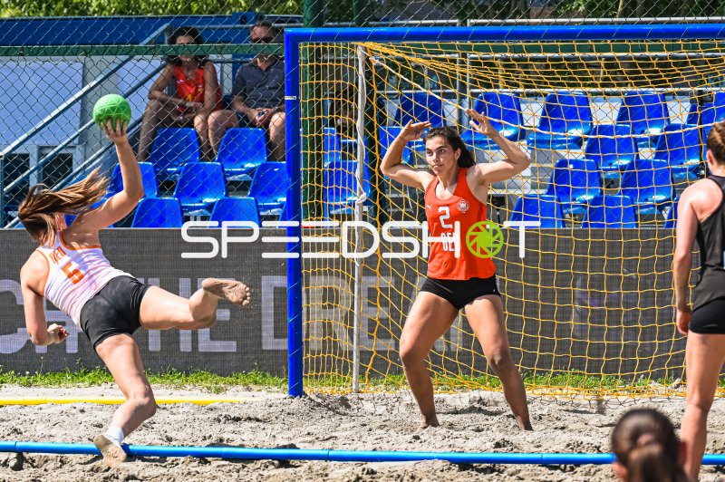 ARNO Joelle (#2; Deutsche Frauen Beachhandball Nationalmannschaft) hält Wurf im Tor