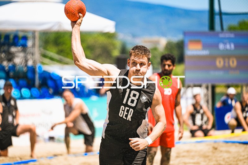 Robin John (#18; Deutschland Beachhandball) beim Wurf in Zagreb