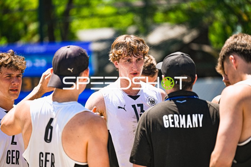 Severin Henrich (#13; Deutschland Beachhandball) in Teambesprechung
