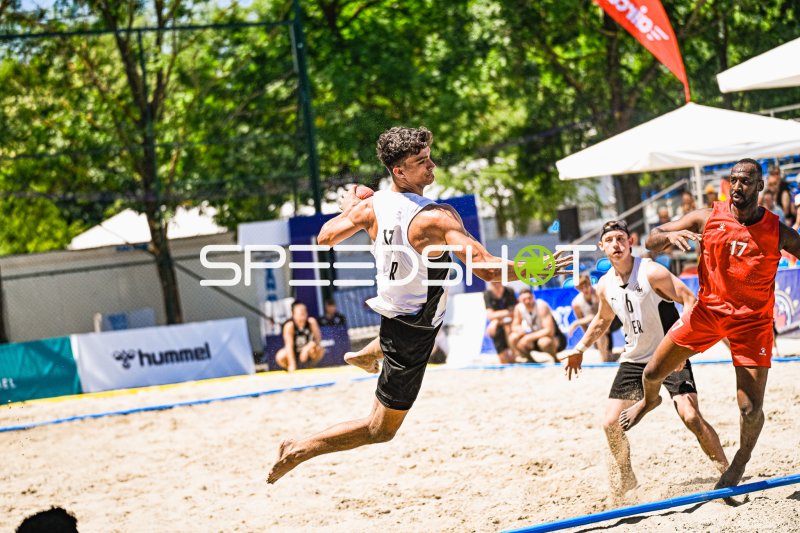 Deutschland Beachhandball: Wurfaktion im Spiel gegen Gegner in Rot
