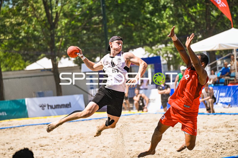 Lars Zelser (#6; Deutschland Beachhandball) im Sprungwurf gegen Gegenspieler