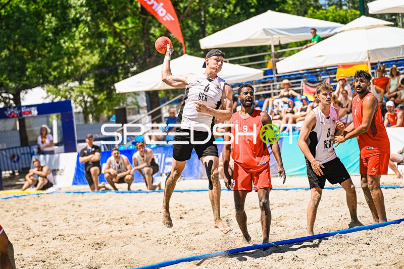 Lars Zelser (#6; Deutschland) beim Sprungwurf im Beachhandball