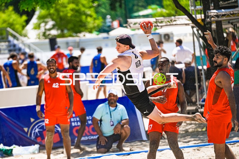 Deutschland Beachhandball: GER-Spieler beim Sprungwurf gegen Gegner in Orange
