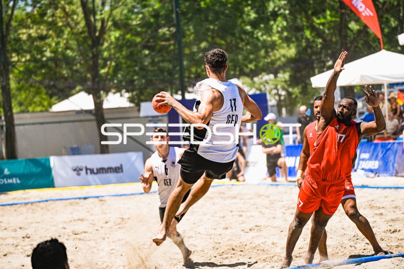 Tim Krauth (#17; Deutschland Beachhandball) beim Sprungwurf in Zagreb