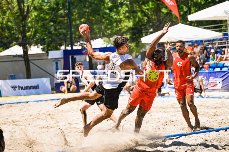 Tim Krauth (#17; Deutschland Beachhandball) beim Wurfversuch gegen Gegenspieler