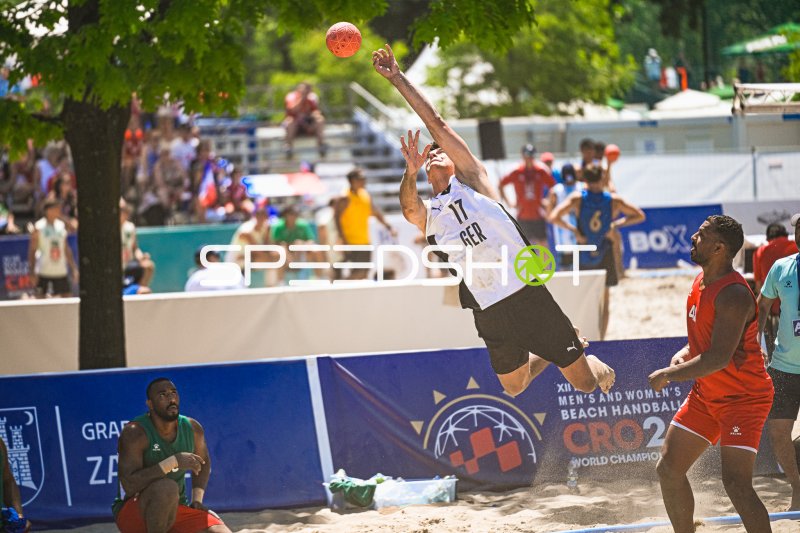 Tim Krauth (#17; Deutschland) beim Sprungwurf bei der Beach-Handball-WM