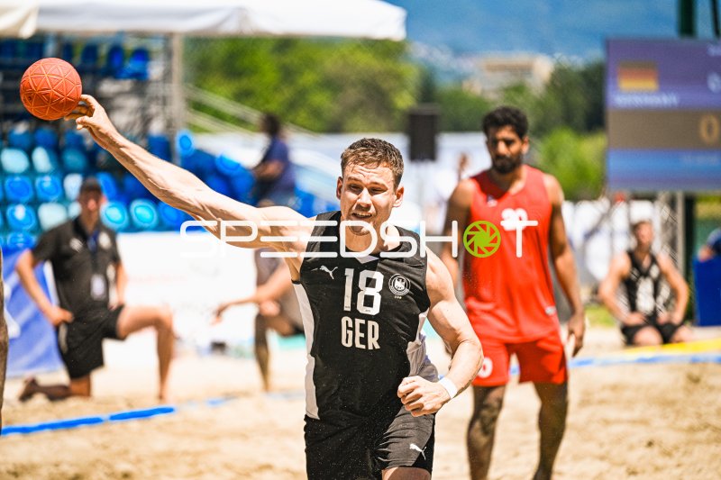 Robin John (#18; Deutschland Beachhandball) beim Wurf in Zagreb