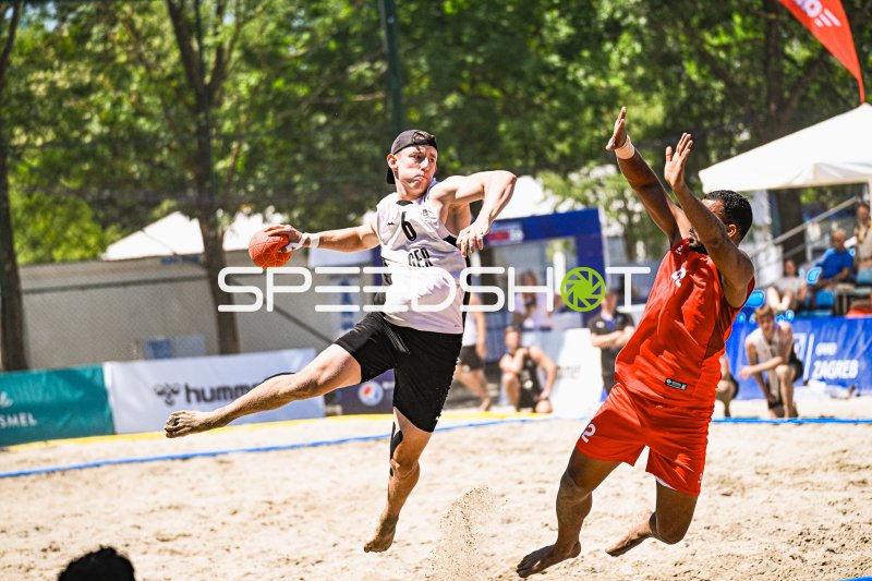 Lars Zelser (#6; Deutschland Beachhandball) beim Sprungwurf gegen Abwehrspieler