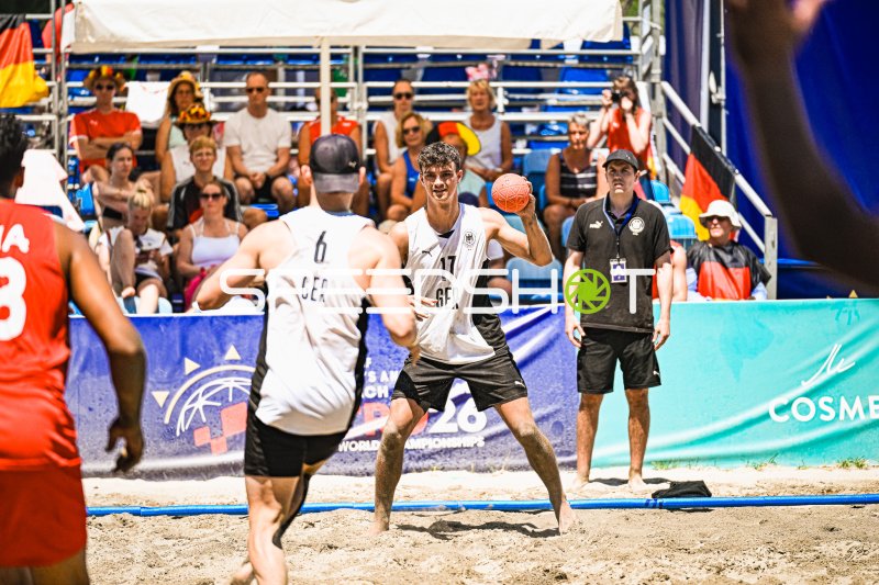 Tim Krauth (#17; Deutschland Beachhandball) mit Ball im Angriff