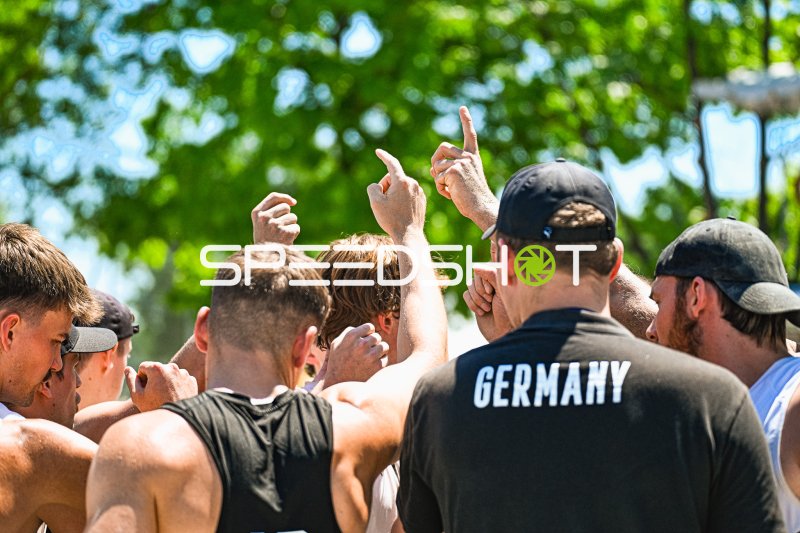 Deutschland Beachhandball Nationalmannschaft beim Mannschafts-Huddle in Zagreb