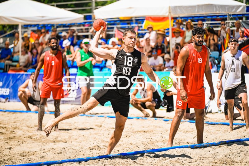 Robin John (#18; Deutschland Beachhandball) beim Sprungwurf in Zagreb