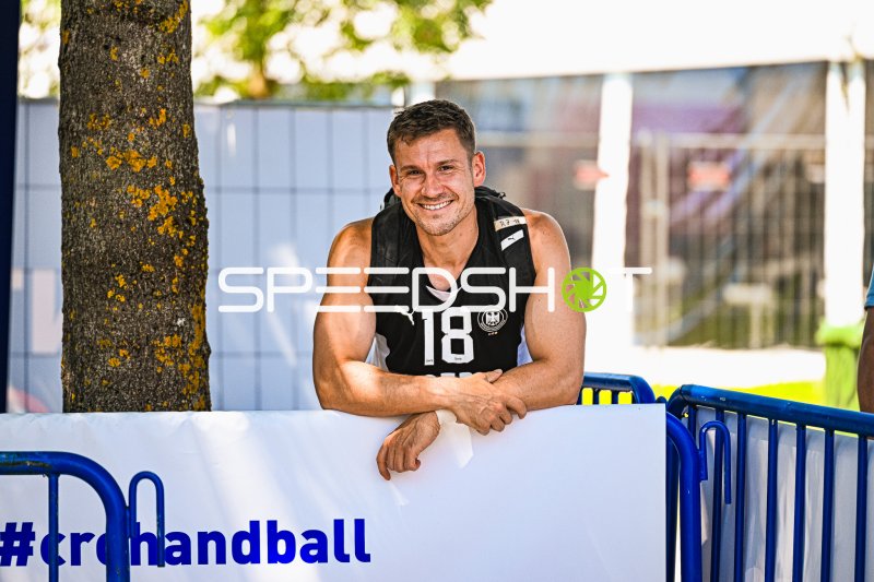Robin John (#18; Deutschland Beachhandball) entspannt am Spielfeldrand in Zagreb
