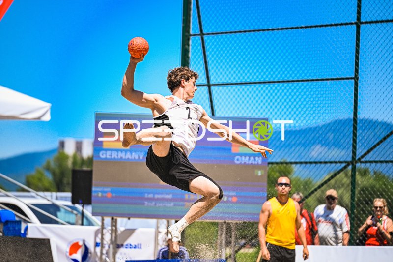 Lennart Wörmann (#2; Deutschland Beachhandball) beim Sprungwurf gegen Oman