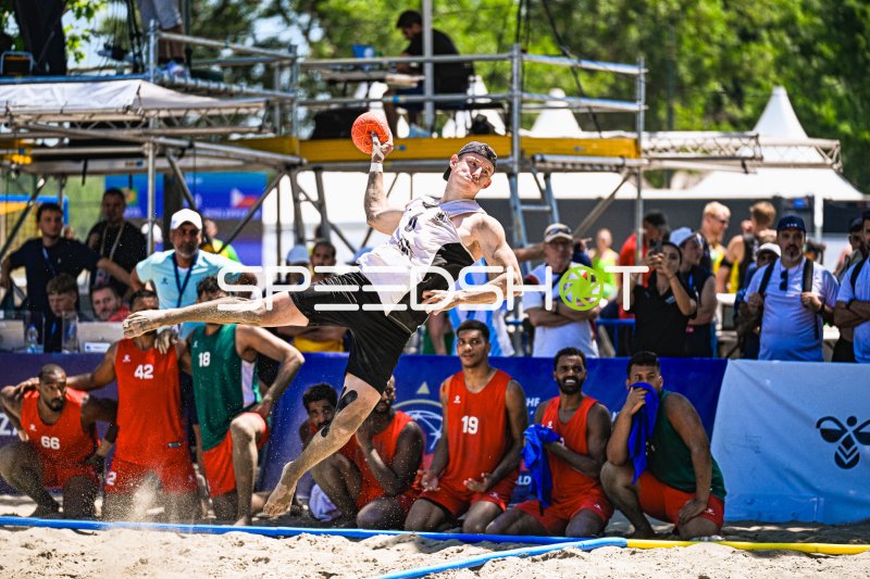 Deutscher Beachhandball-Spieler beim spektakulären Sprungwurf in Zagreb