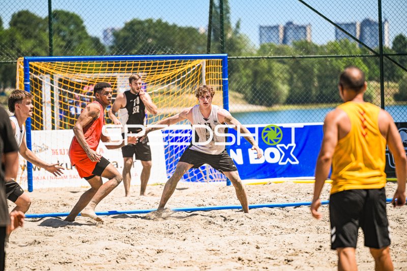 Severin Henrich (#13; Deutschland Beachhandball) in Abwehraktion am Jarun See
