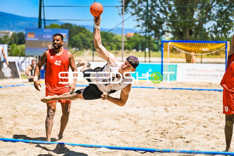 Lars Zelser (#6; Deutschland Beachhandball) beim Drehwurf in Zagreb