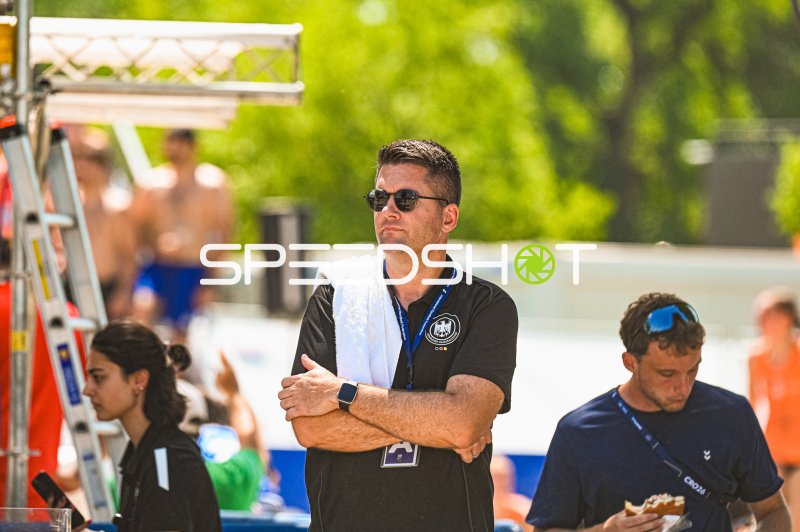 Offizieller des Deutschen Handball-Verbands beobachtet das Spielgeschehen in Zagreb
