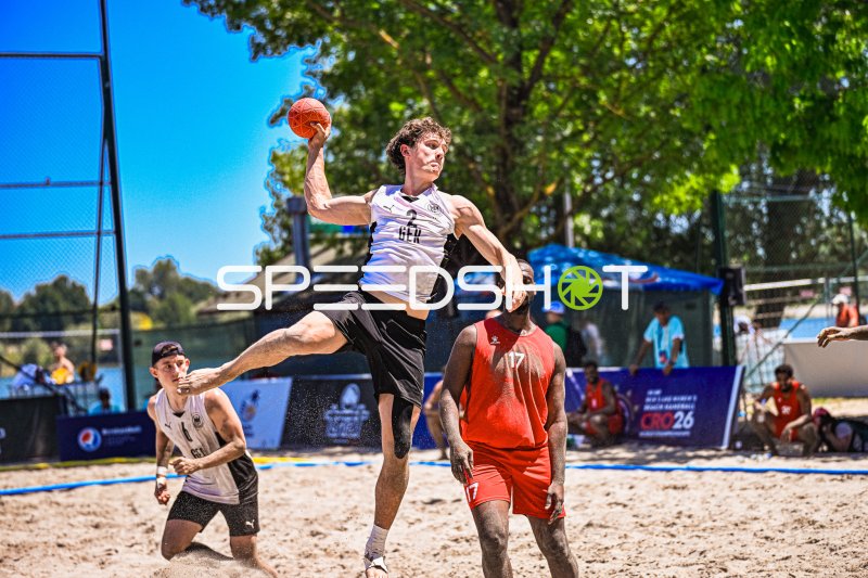 Lennart Wörmann (#2; Deutschland Beachhandball) beim Sprungwurf in Zagreb