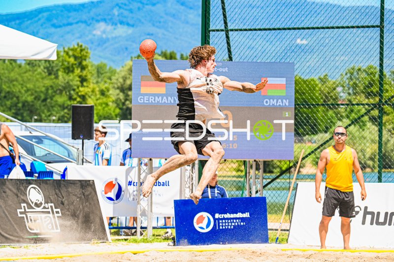 Deutschland gegen Oman – Wurfaktion im Shoot-out beim Beachhandball