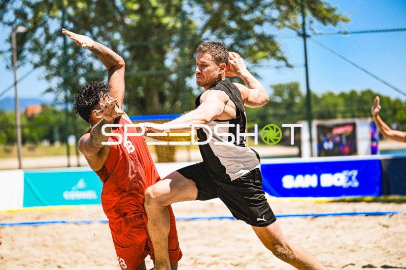 Zweikampf beim Beachhandball am Jarun See Zagreb