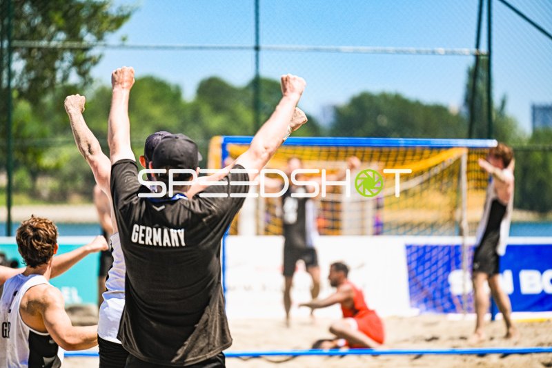 Deutschland Beachhandball Nationalmannschaft jubelt nach Torerfolg in Zagreb