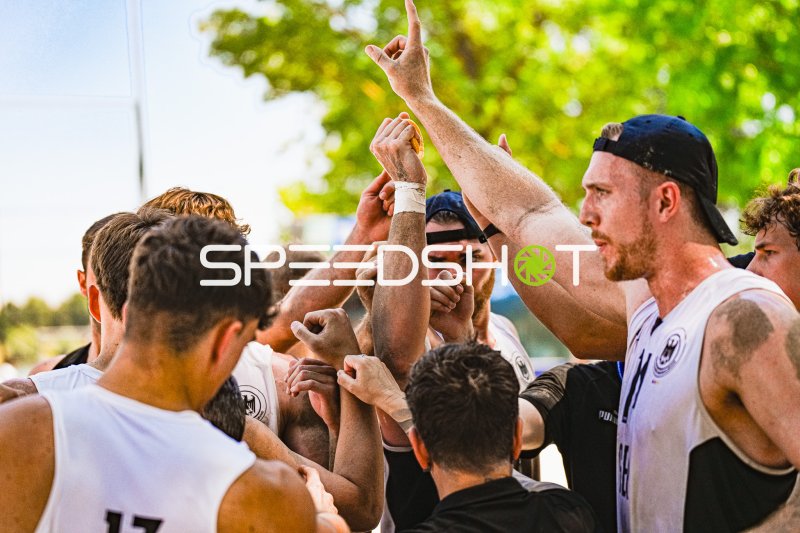 Deutsche Beachhandball-Nationalmannschaft beim Mannschafts-Huddle in Zagreb