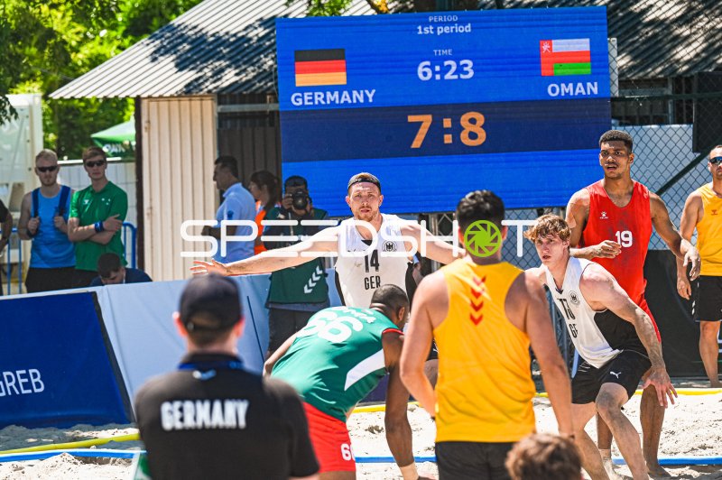 Hendrik Prahst (#14; Deutschland) im Zweikampf gegen Oman