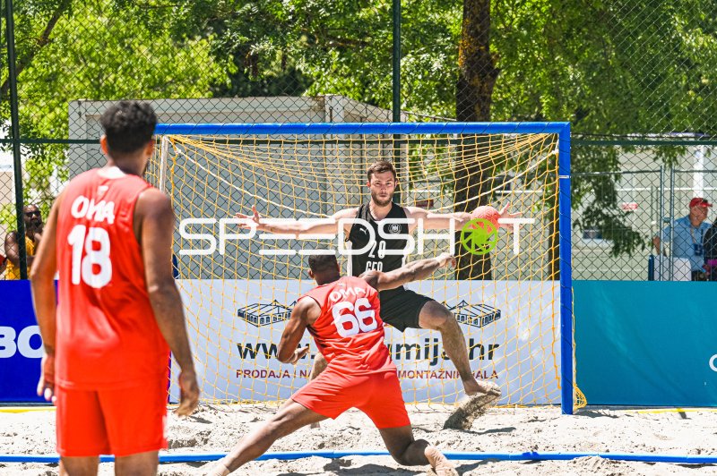 Oliver Middell (#20; Deutschland) hält Wurf im Beachhandball