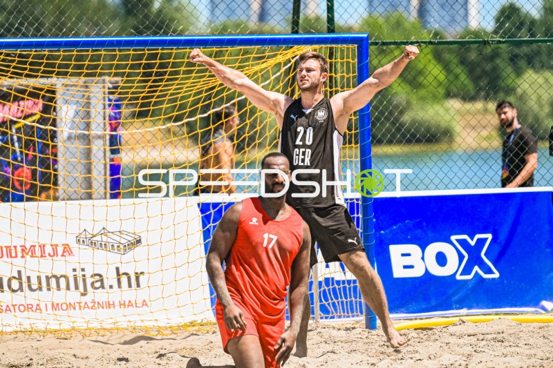Oliver Middell (#20; Deutschland Beachhandball) jubelt vor dem Tor