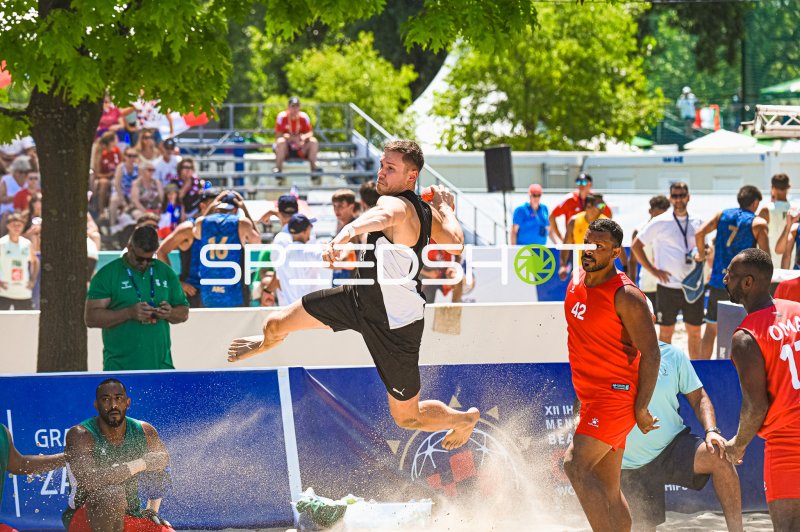 Deutscher Beachhandball-Spieler beim spektakulären Sprungwurf in Zagreb