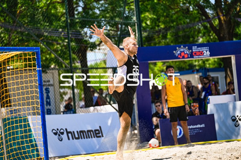 Moritz Ebert (#26; Deutschland Beachhandball) beim Sprungwurf am Tor