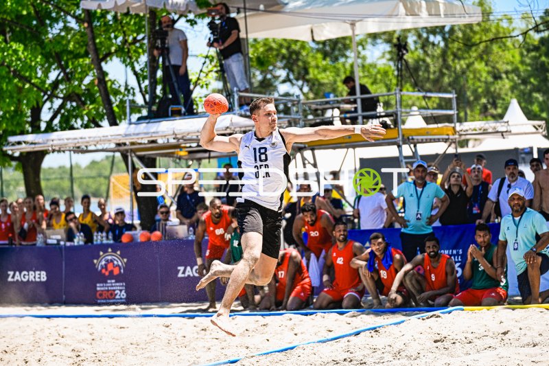 Robin John (#18; Deutschland Beachhandball) beim Sprungwurf in Zagreb