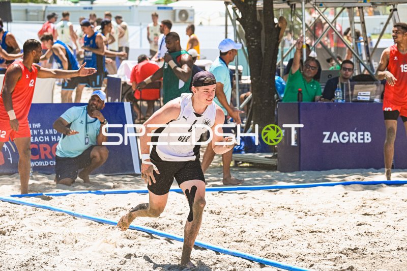 Deutscher Beachhandball-Spieler (#6; Deutschland) im Sprint beim IHF World Championship