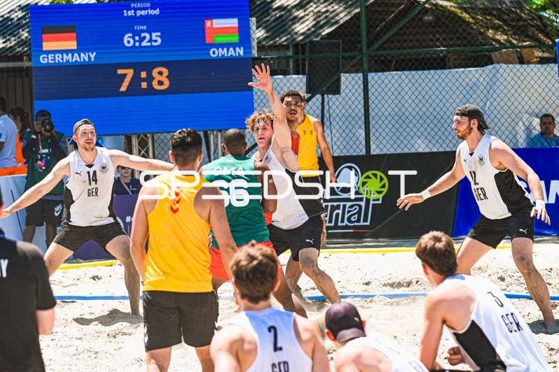Hendrik Prahst (#14; Deutschland) im Zweikampf gegen Oman beim Beachhandball