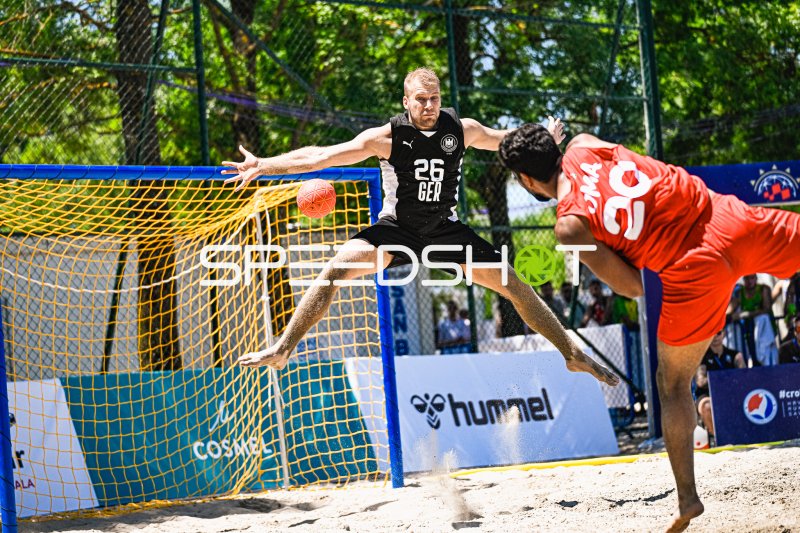 Moritz Ebert (#26; Deutschland Beachhandball) pariert Wurf am Jarun See