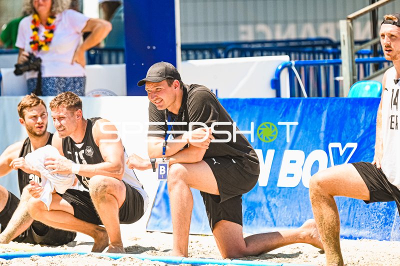 Deutschland Beachhandball Nationalmannschaft – Spieler und Betreuer am Spielfeldrand