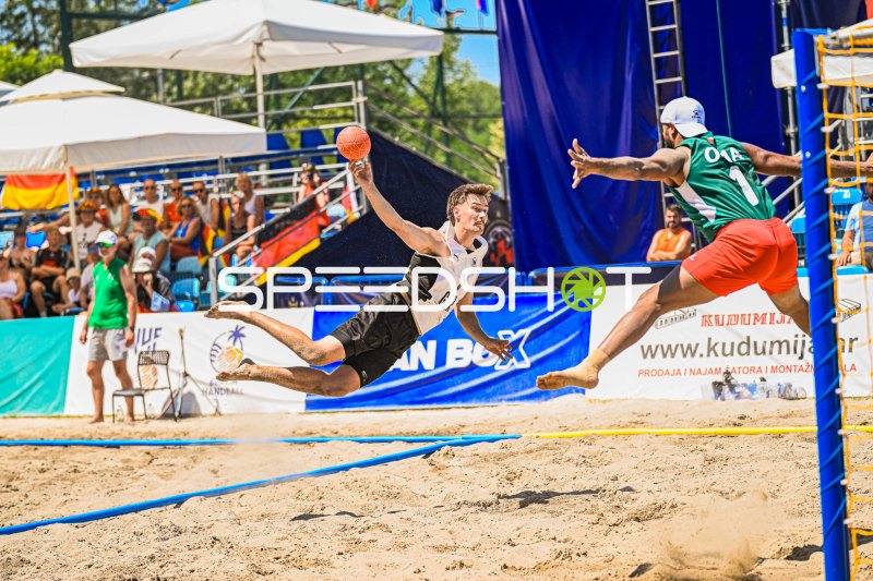 Deutscher Beachhandball-Spieler beim spektakulären Wurfversuch in Zagreb
