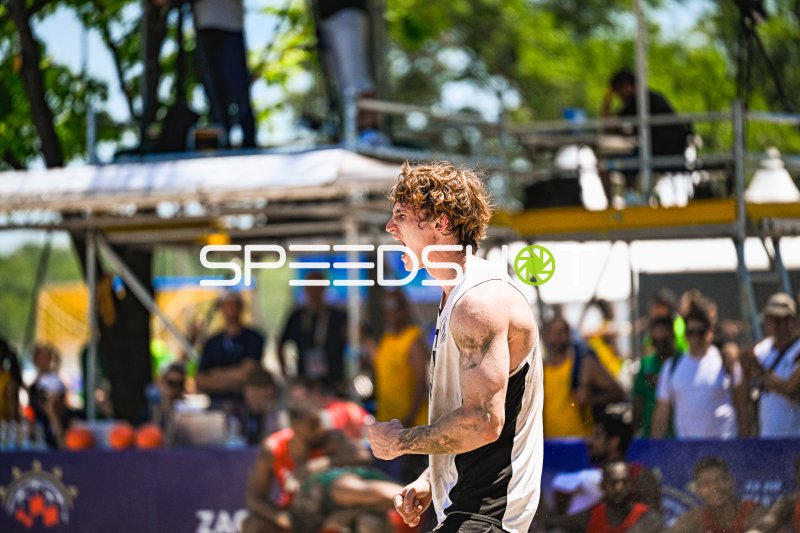 Jubelnder Spieler der deutschen Beachhandball-Nationalmannschaft in Zagreb